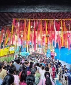 durga puja crowd in kolkata